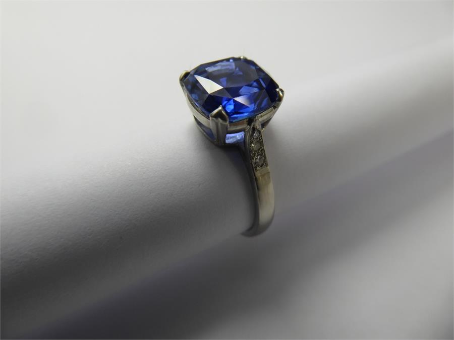 A Natural Peacock Blue 4ct Ceylon Sapphire & Diamond Ring. - Image 3 of 5