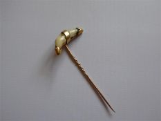 An Antique 18ct Tooth Tie Pin
