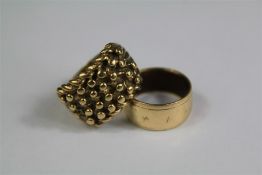 A Gentleman's 9ct Yellow Gold Rope Ring