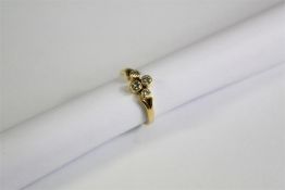 A Ladies 18ct Yellow Gold Diamond Ring