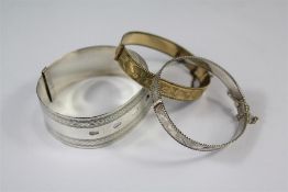 A Ladies Silver Buckle Bangle