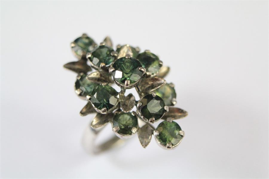 A Ladies Vintage White Gold and Green Sapphire Floral Ring - Image 2 of 2