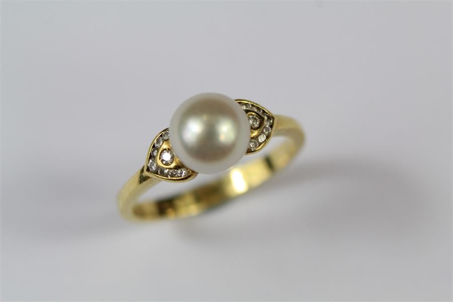 An 18ct Yellow Gold Pearl and Diamond Ring