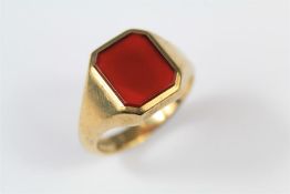 A Gentleman's 9ct Gold Carnelian Ring