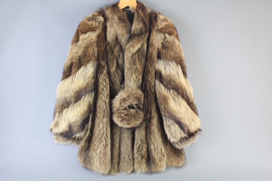 A Ladies Vintage Raccoon Short Jacket - Image 2 of 2