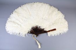 A Ladies Vintage Cream Ostrich Feather Fan