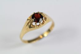 A Gentleman's 9ct Yellow Gold Garnet Ring