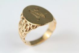 A Gentleman's 14ct Yellow Gold Signet Ring
