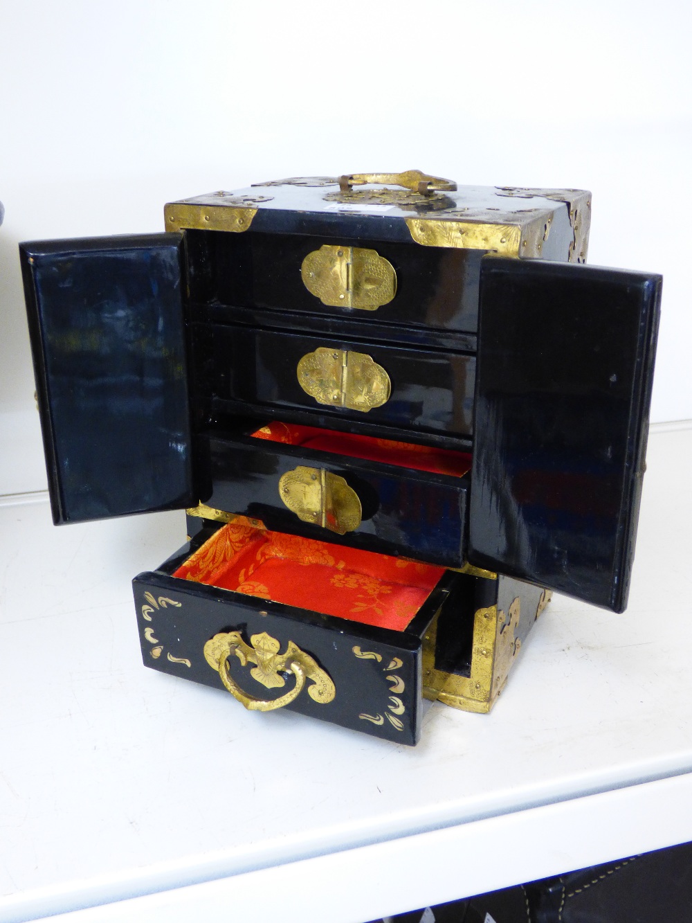 ORIENTAL LAQUERED JEWELLERY CHEST - Image 2 of 2