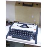 VINTAGE CASED TYPEWRITER