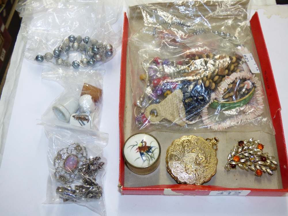 QUANTITY OF COSTUME JEWELLERY