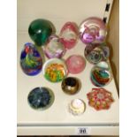 QUANTITY OF GLASS PAPERWEIGHTS INCLUDING SELKIRK & ISLE OF WIGHT