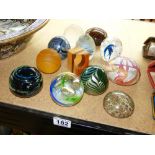 QUANTITY OF PAPERWEIGHTS INCLUDING ISLE OF WIGHT GLASS & OKRA ART GLASS