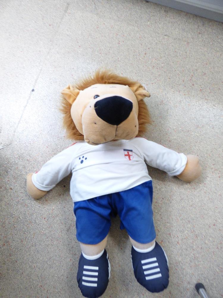 SIGNED CRYSTAL PALACE FOOTBALL & LARGE ENGLAND LION TEDDY - Image 5 of 5