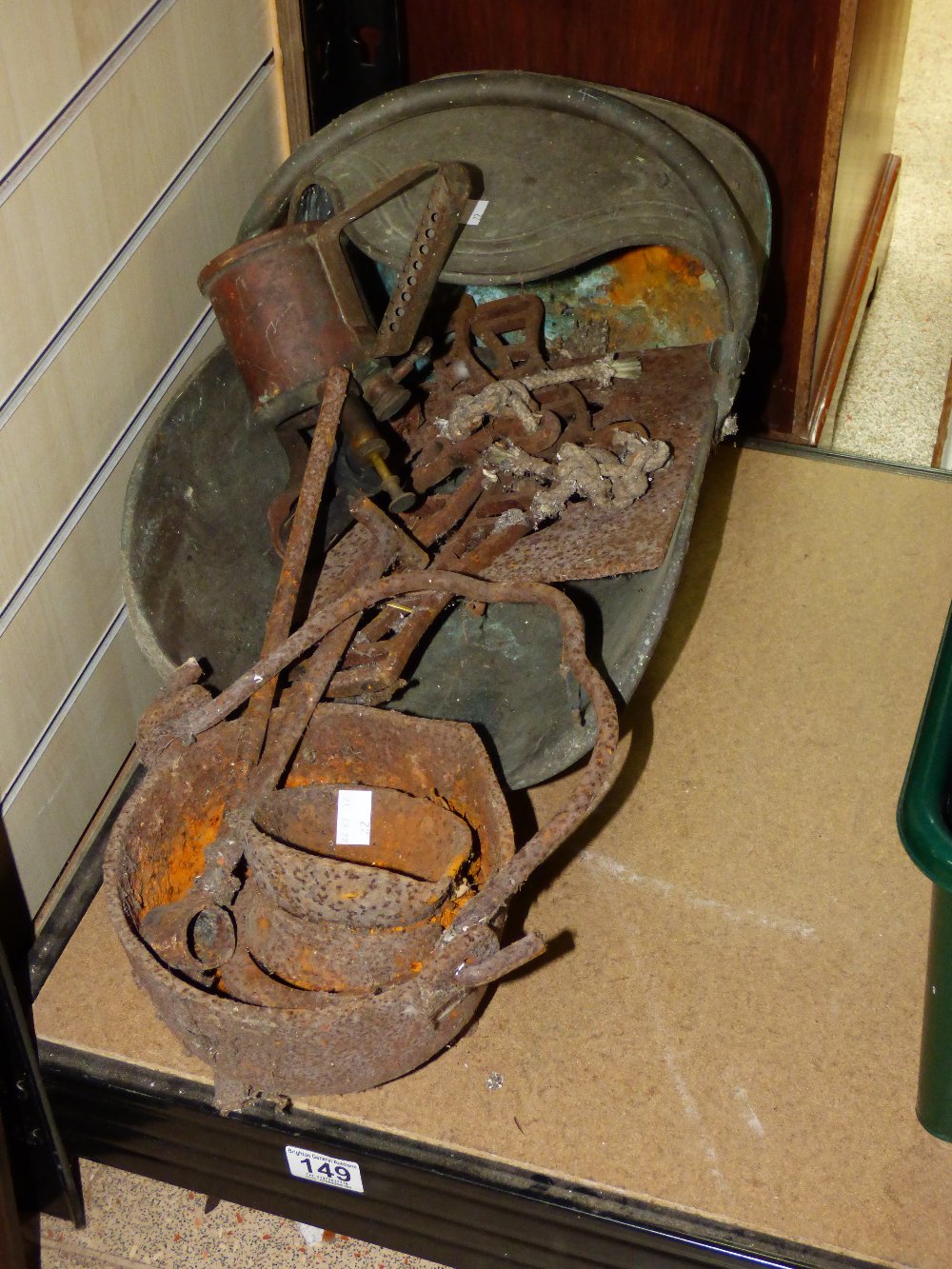 MIXED METAL ITEMS INCLUDING CAULDRON, TOOLS & COAL SCUTTLE