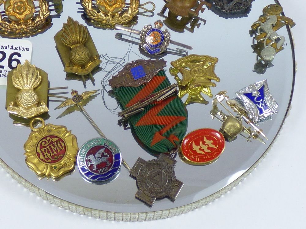 QUANTITY OF MILITARY BADGES INCLUDING ROYAL ENGINEERS SWEETHEART BROOCH, R.A.F TIE PIN & A SMALL BOX - Image 3 of 3