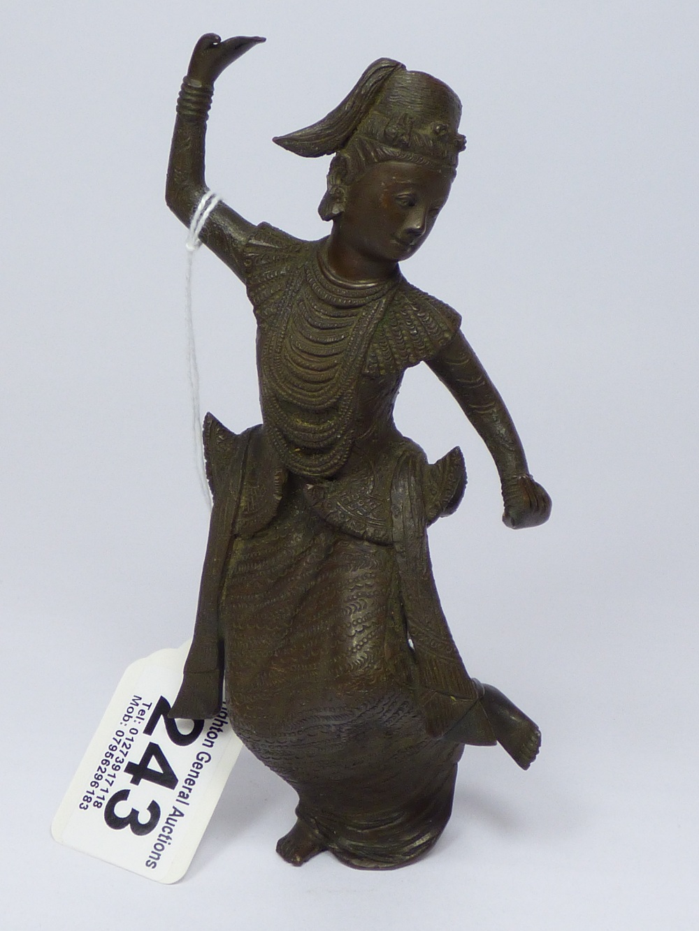 A FINE 19th CENTURY BRONZE OF A DANCING ASIAN WOMAN WEARING TRADITIONAL COSTUME 15 cms