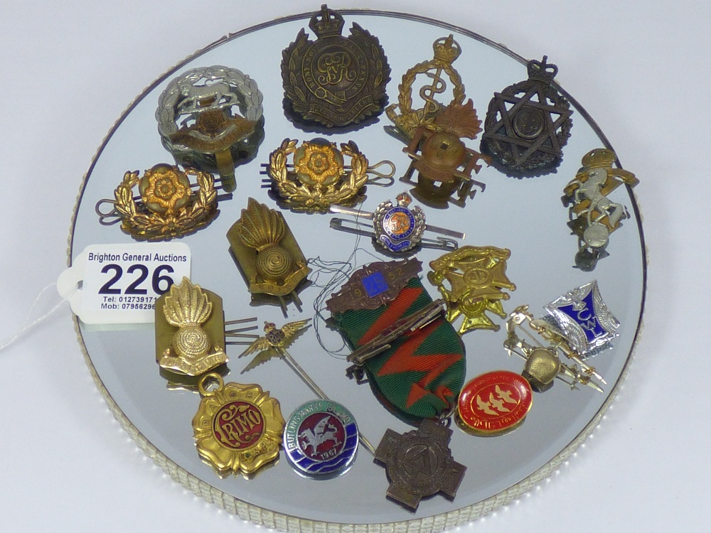 QUANTITY OF MILITARY BADGES INCLUDING ROYAL ENGINEERS SWEETHEART BROOCH, R.A.F TIE PIN & A SMALL BOX
