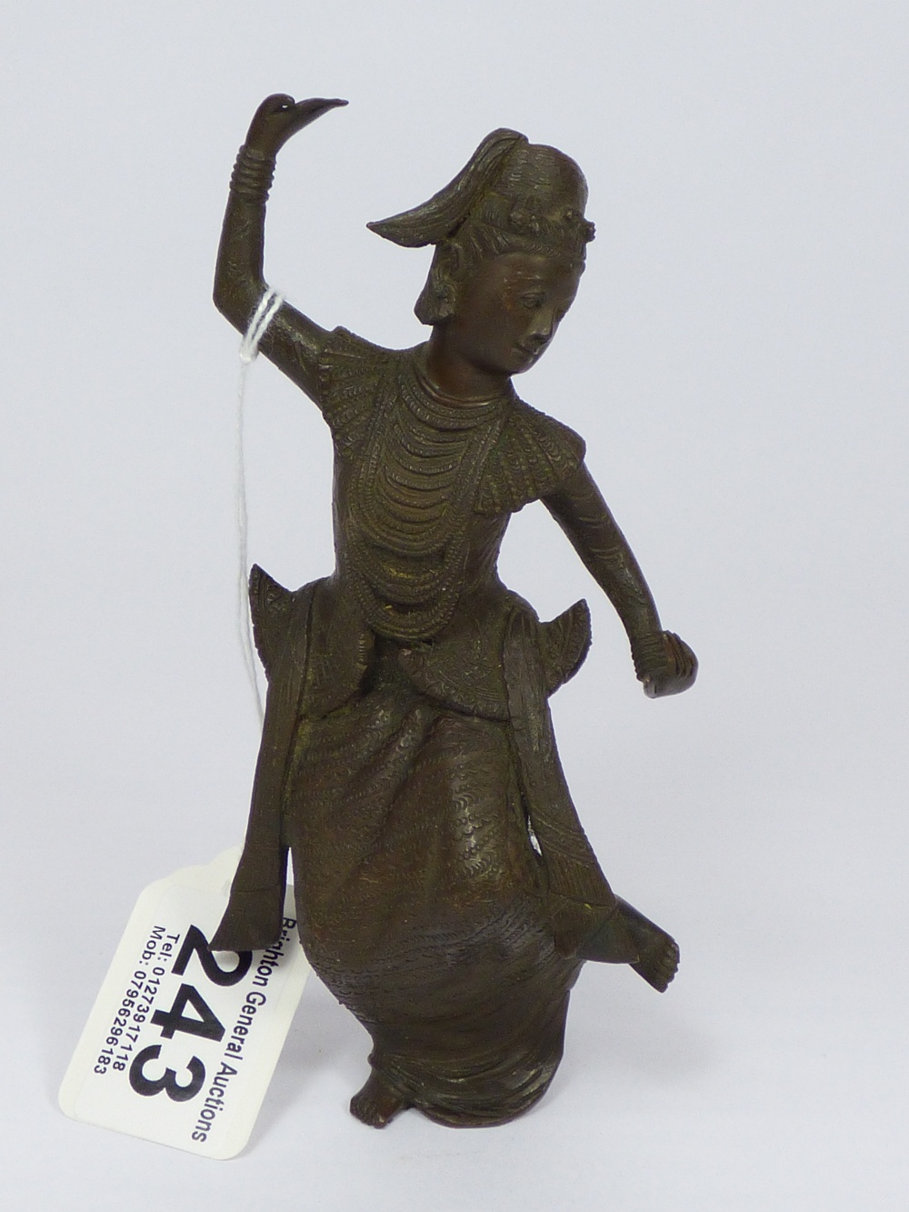 A FINE 19th CENTURY BRONZE OF A DANCING ASIAN WOMAN WEARING TRADITIONAL COSTUME 15 cms - Image 3 of 4