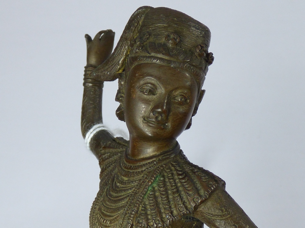 A FINE 19th CENTURY BRONZE OF A DANCING ASIAN WOMAN WEARING TRADITIONAL COSTUME 15 cms - Image 2 of 4