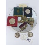 QUANTITY OF COINS INCLUDING COMMEMORATIVE + A SOVEREIGN PURSE