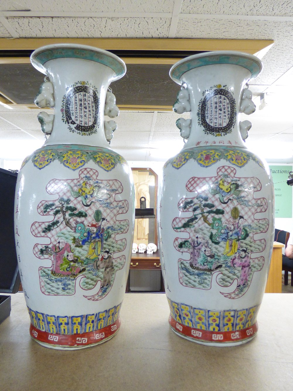 2 LARGE ORIENTAL VASES + 1 OTHER - Image 5 of 10