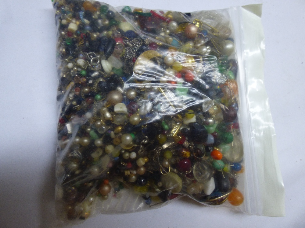 QUANTITY OF LOOSE BEADS - Image 7 of 7