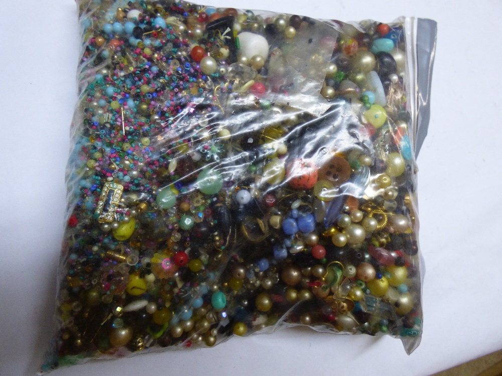 QUANTITY OF LOOSE BEADS - Image 3 of 7