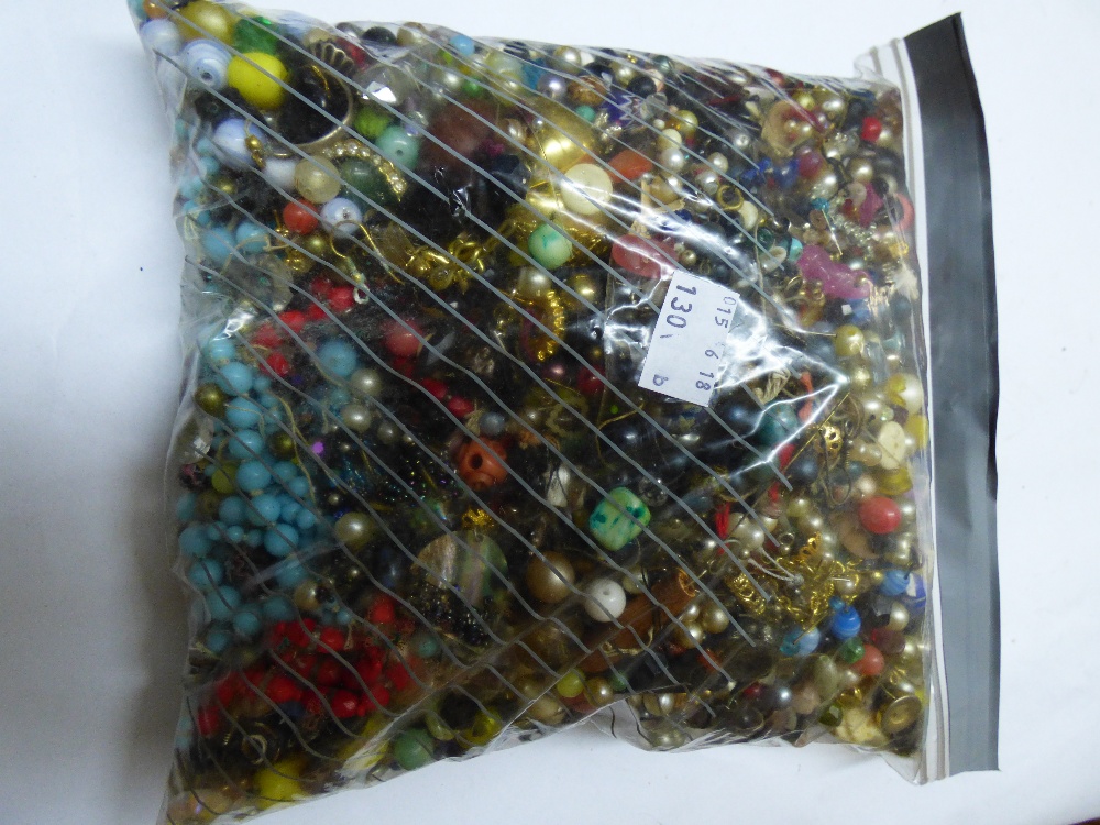 QUANTITY OF LOOSE BEADS - Image 2 of 7