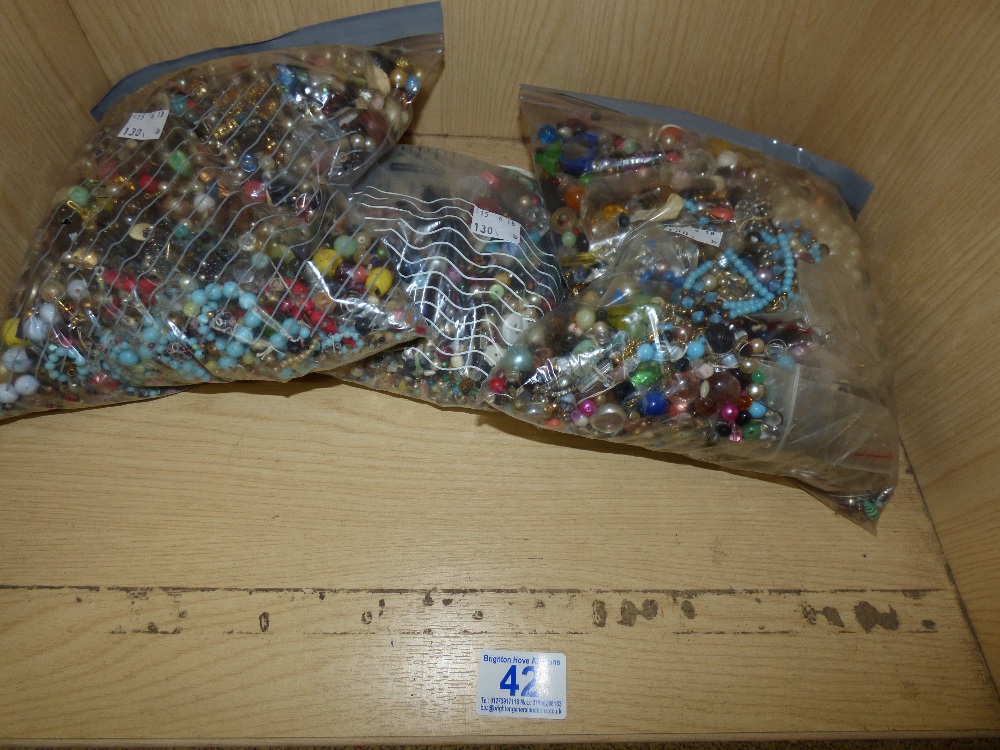 QUANTITY OF LOOSE BEADS