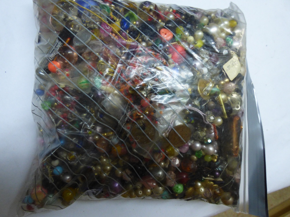 QUANTITY OF LOOSE BEADS - Image 5 of 7