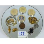 QUANTITY OF COSTUME JEWELLERY & COMMEMORATIVE COINS