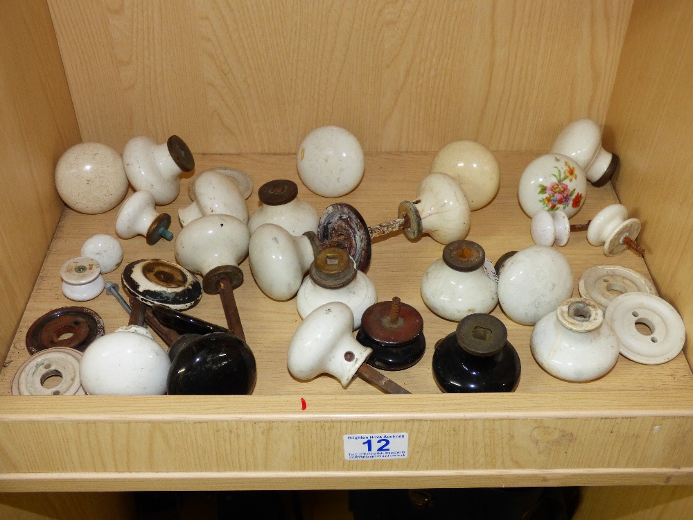 QUANTITY OF VINTAGE CERAMICS DOORKNOBS