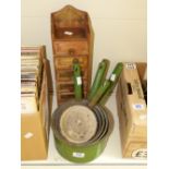 5 GRADUATED ENAMEL SAUCEPANS & WOODEN SPICE HOLDER