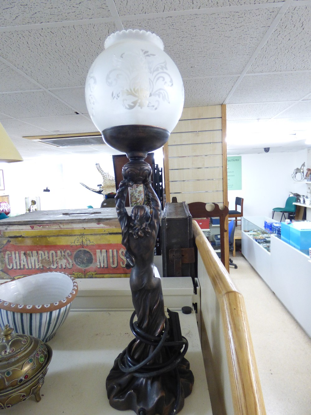 VICTORIAN STYLE FIGURAL TABLE LAMP - Image 2 of 2