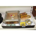 QUANTITY OF VINTAGE AUTOMOBILIA, INCLUDING CASTROL COUNTER TOP CHANGE DISH, 2 X AA BADGES &