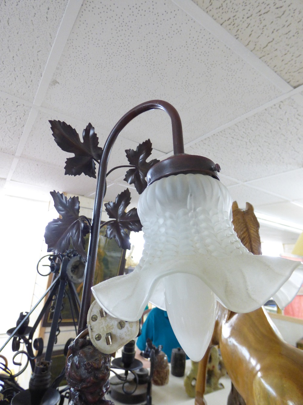 VINTAGE STYLE FIGURAL TABLE LAMP - Image 3 of 3