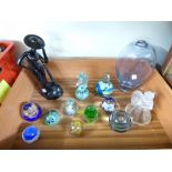 QUANTITY OF GLASS ITEMS INCLUDING MDINA PAPERWEIGHT
