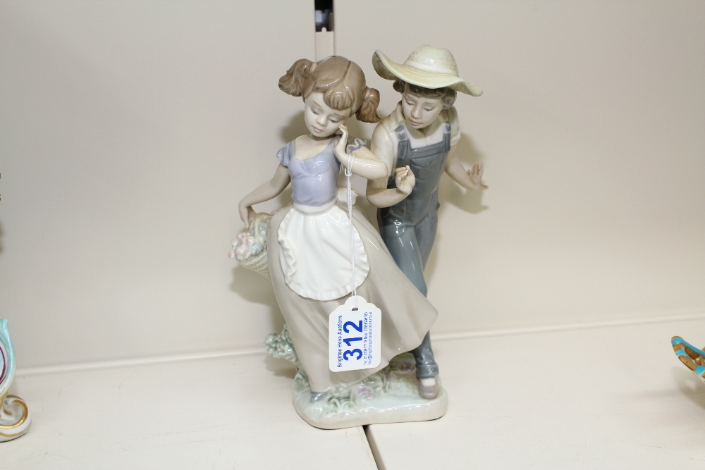 LLADRO FIGURE OF A BOY & GIRL 24 CMS