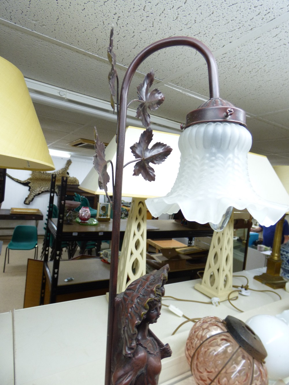 VICTORIAN STYLE FIGURAL TABLE LAMP - Image 3 of 3