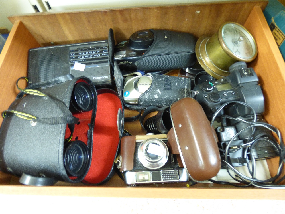 MIXED LOT OF VINTAGE ITEMS INCLUDING BINOCULARS, CAMERA, BAROMETER & RADIO - Image 2 of 2