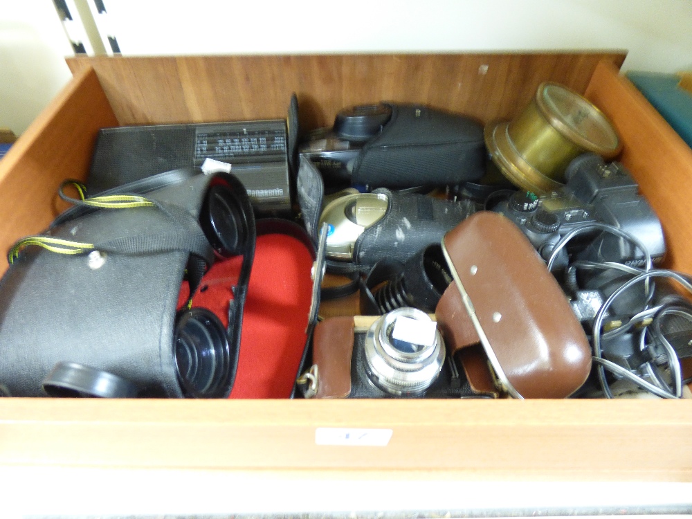 MIXED LOT OF VINTAGE ITEMS INCLUDING BINOCULARS, CAMERA, BAROMETER & RADIO