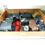 MIXED LOT OF VINTAGE ITEMS INCLUDING BINOCULARS, CAMERA, BAROMETER & RADIO