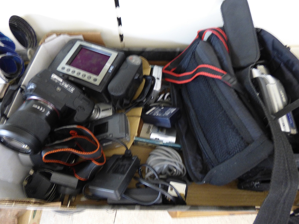 VINTAGE CAMERAS AND VIDEO CAMERAS INCLUDING SONY + ACCESSORIES - Image 2 of 2