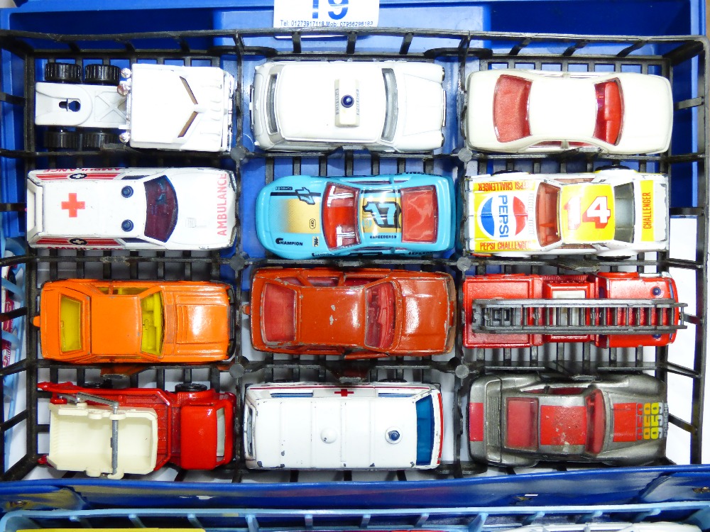 QUANTITY OF DIE CAST VEHICLES + TOY CAR STORAGE CASE & BOX - Image 3 of 9