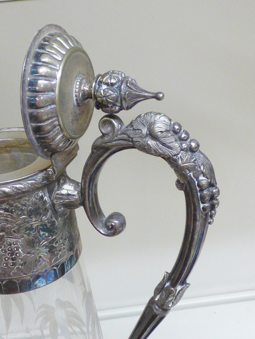 CLARET JUG ETCHED WITH COCONUT TREES & MONKEYS - Image 4 of 6