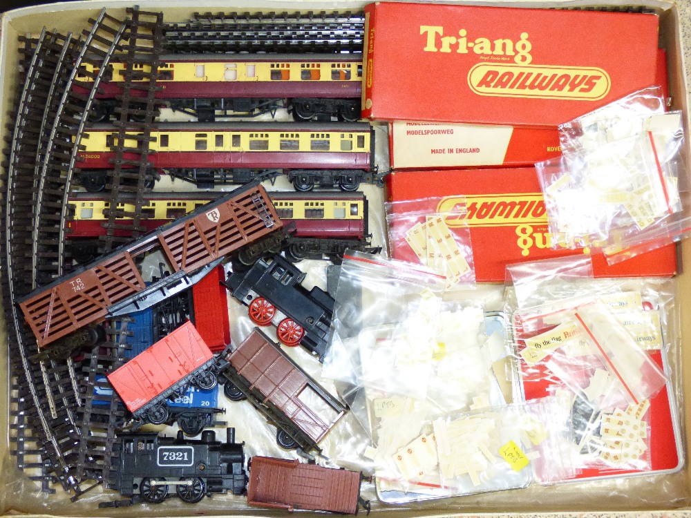 QUANTITY OF MODEL RAILWAY ITEMS INCLUDING TRI-ANG TRACKS & CARRIAGES - Image 2 of 3