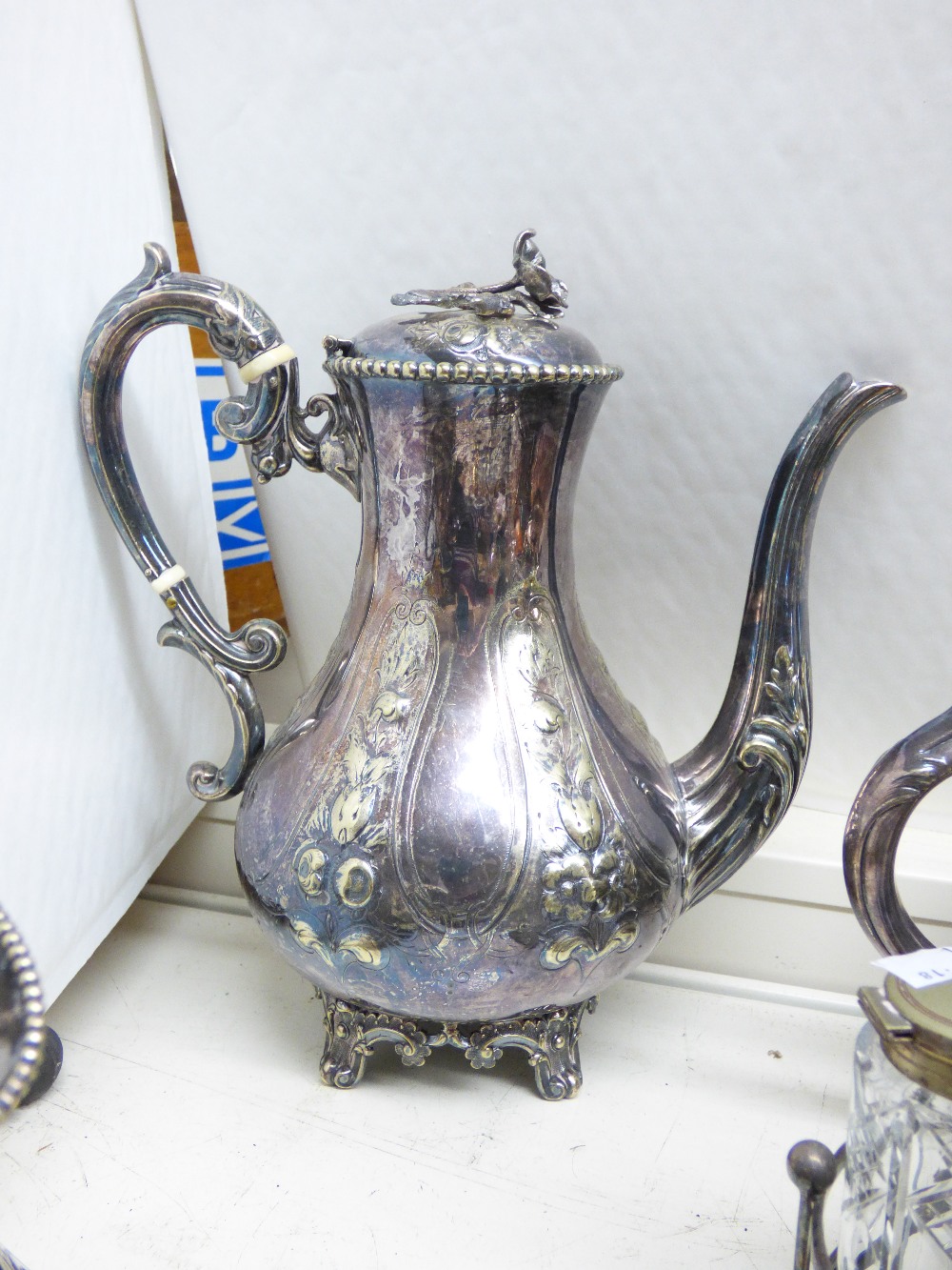 QUANTITY OF VINTAGE PLATED ITEMS INCLUDING CONDIMENT SET & TEAPOT - Image 5 of 5