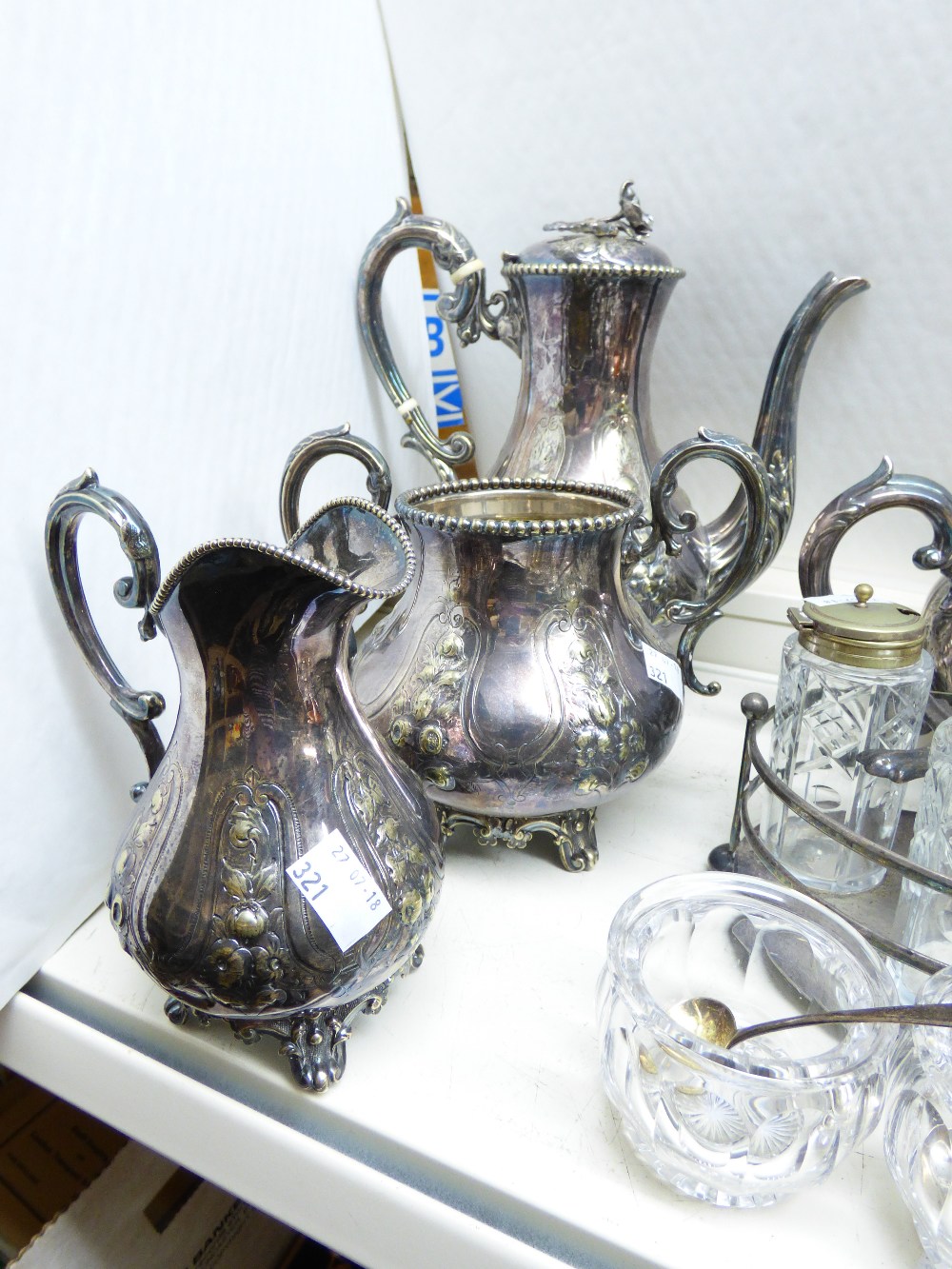 QUANTITY OF VINTAGE PLATED ITEMS INCLUDING CONDIMENT SET & TEAPOT - Image 4 of 5