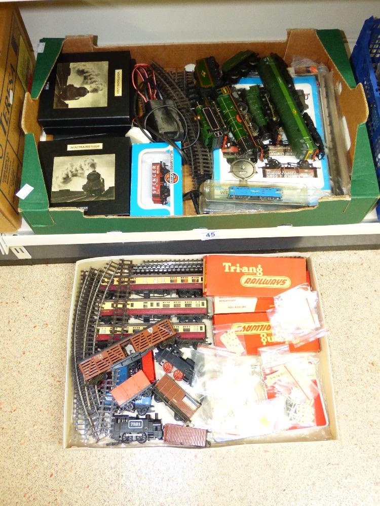 QUANTITY OF MODEL RAILWAY ITEMS INCLUDING TRI-ANG TRACKS & CARRIAGES